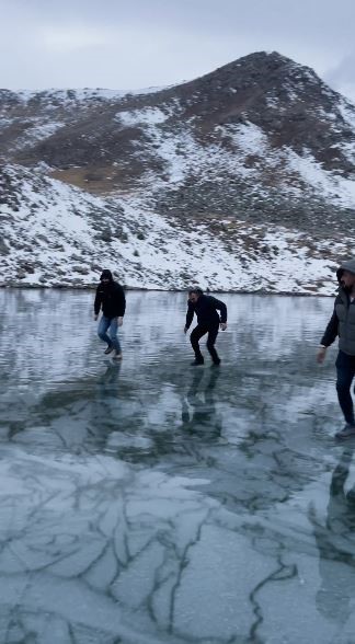 Artvin Karagöl Buz Tuttu, Gençler Buz Üzerinde Eğlendi