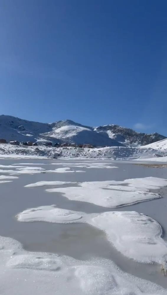 Rize’de ‘Adalı Göl’ Buz Tuttu