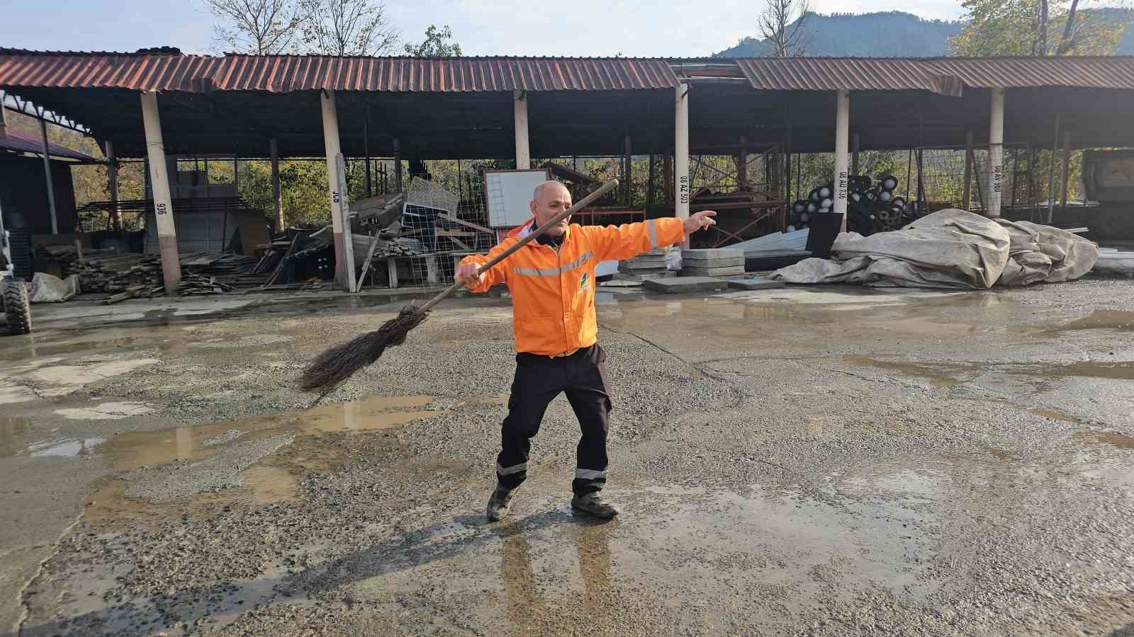 Arhavi’de Temizlik Görevlisi Birol Narman, Müzikle Çalışma Şekliyle İlçenin Neşesi Oldu