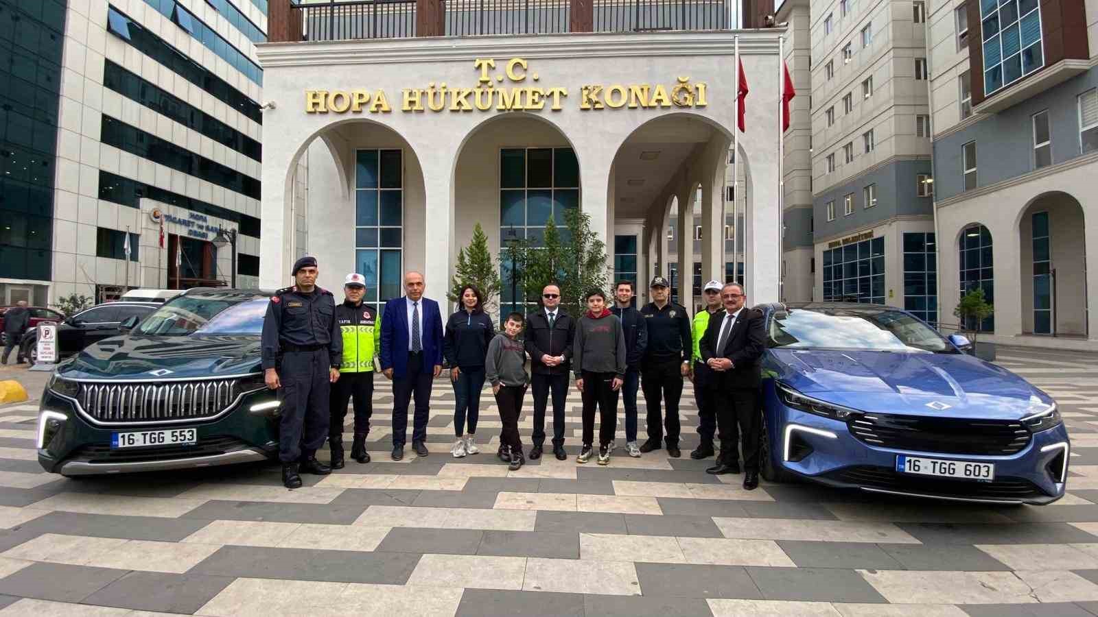 Hopa Kaymakamından Öğrencilere Togg’un Yeni Modeli İle Şehir Turu