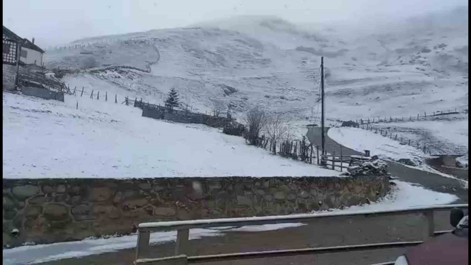 Rize’nin Yüksek Kesimlerinde Kar Yağışı Etkisini Sürdürüyor