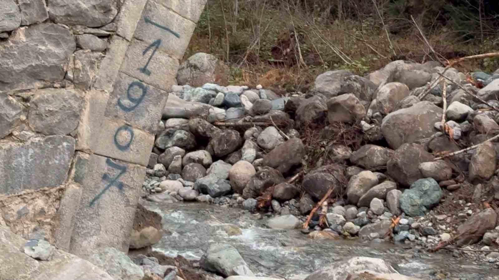 Rize’de Tarihi Kemer Köprüye Sprey Boya ile Zarar Verildi
