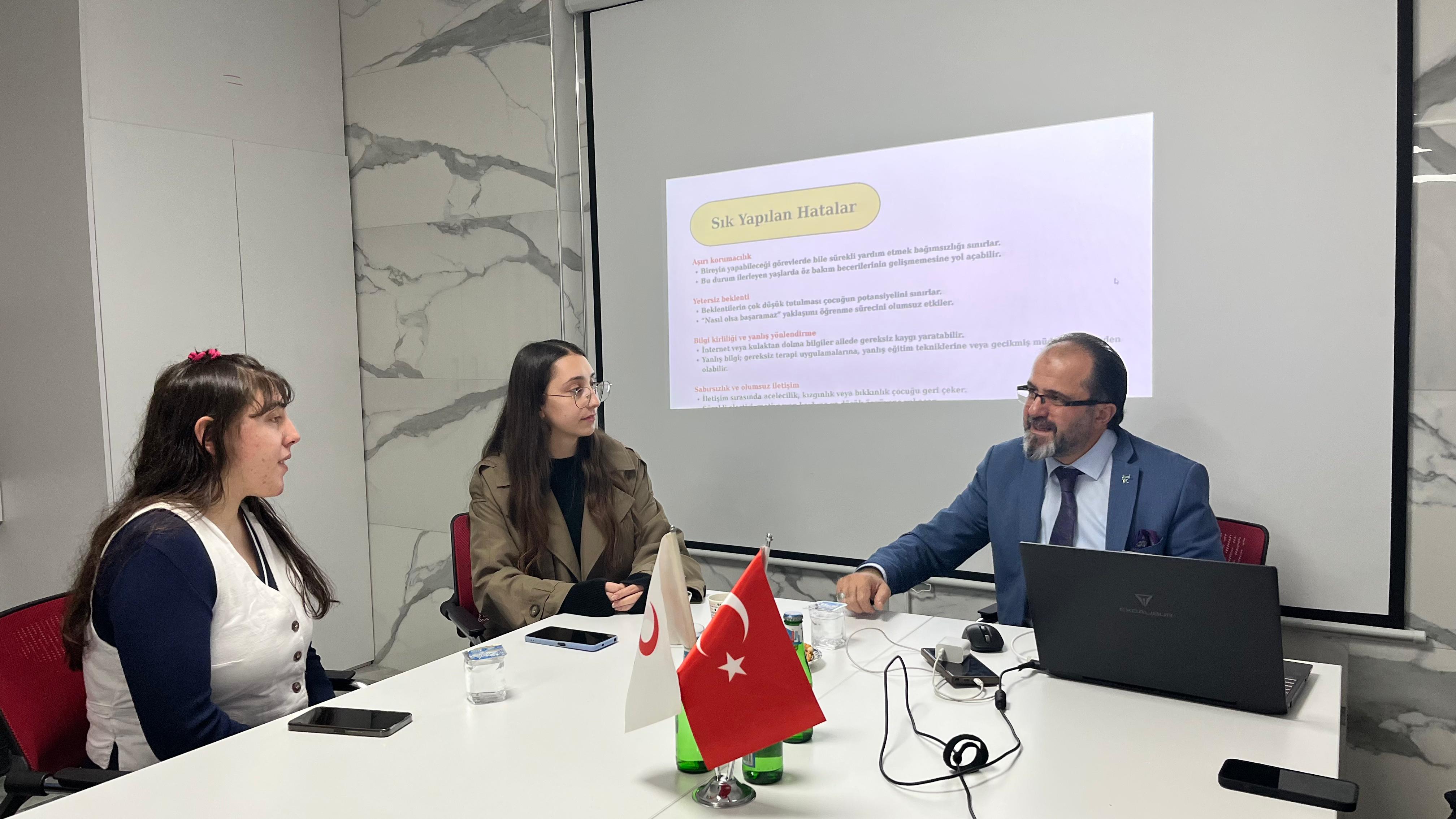 Genç Kızılay ve RTEÜ İşbirliğiyle Down Sendromu Farkındalık Semineri Düzenlendi