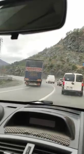 Artvin’de Tır Şoförünün Virajda 5 Aracı Sollaması Faciaya Davetiye Çıkardı