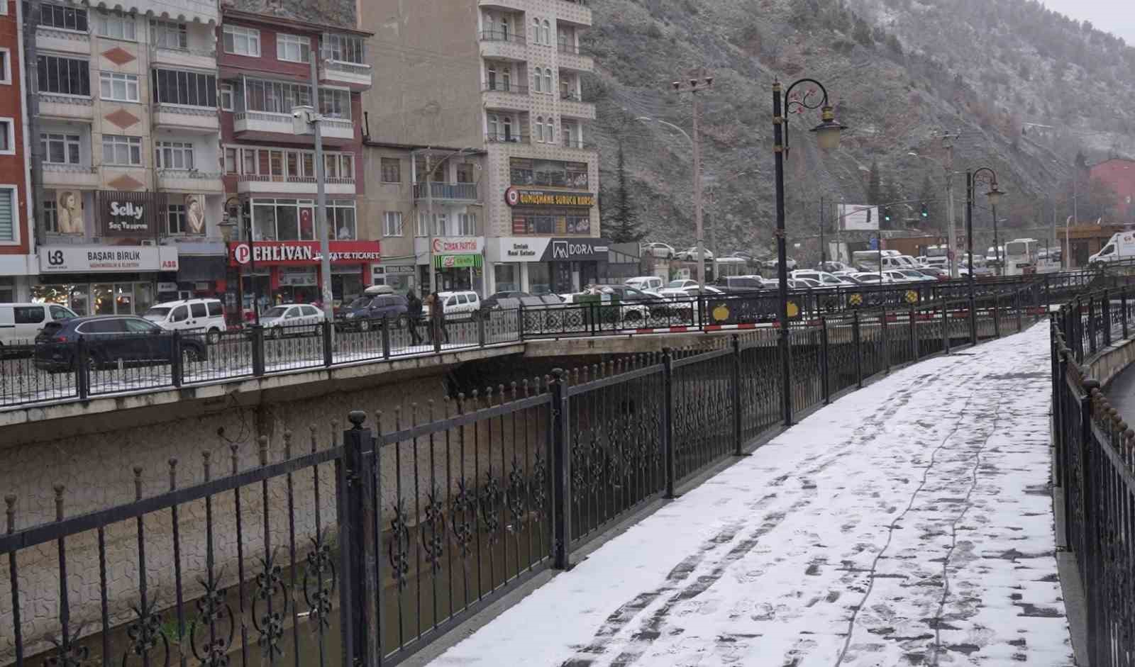 Gümüşhane Kent Merkezine Mevsimin İlk Karı Yağdı