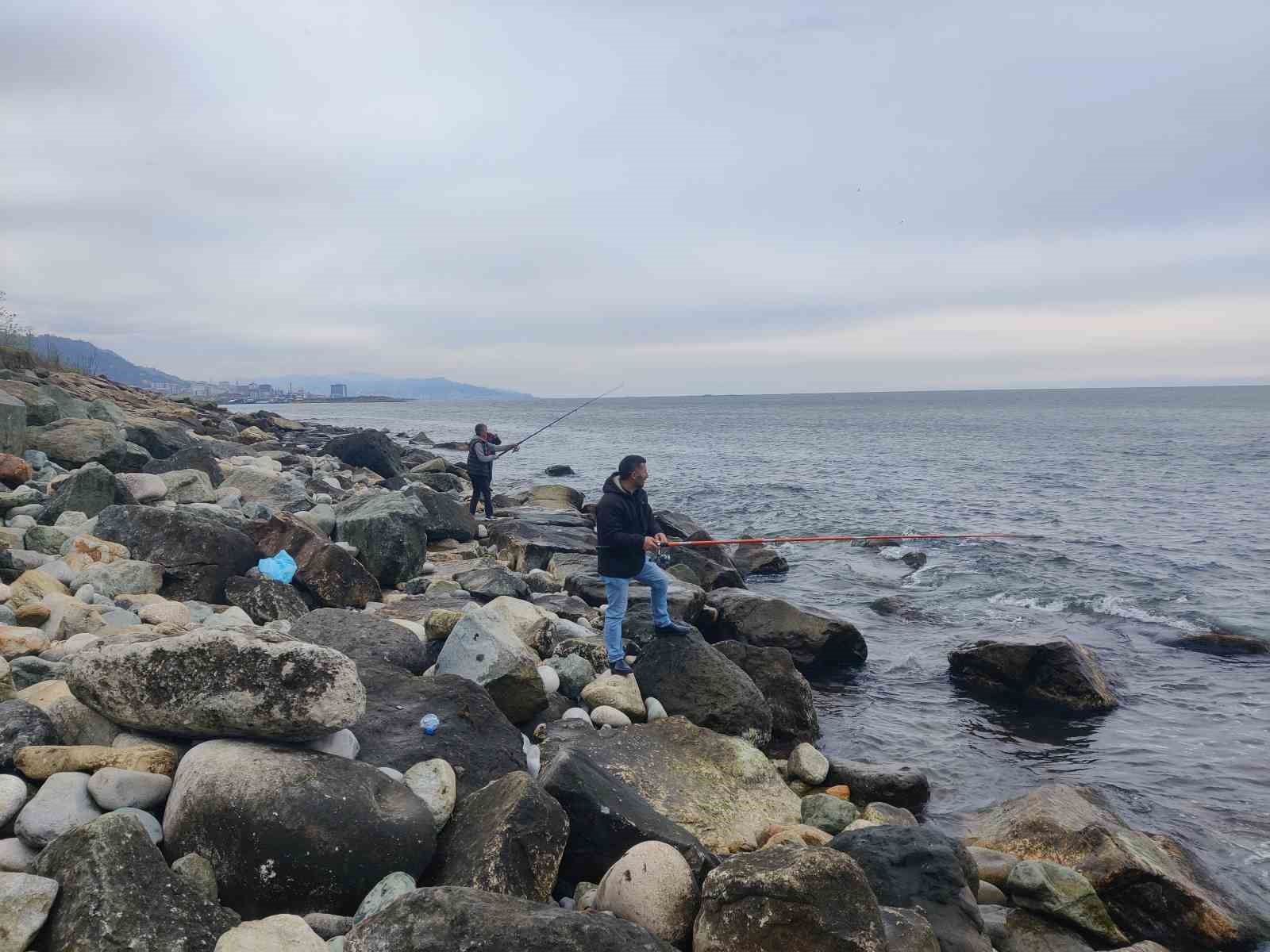 Rize'nin Pazar ilçesi açıklarında balık çiftliğinde kafes patladı, sahile akın ettiler