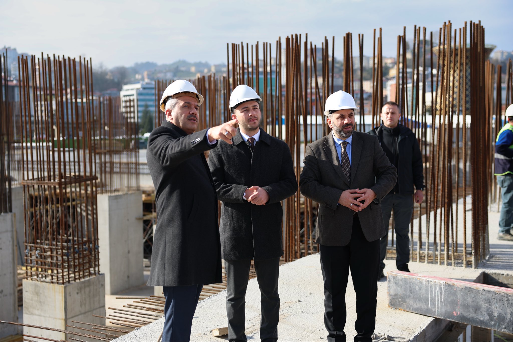 Rize Valisi Baydaş’tan Millet Bahçesi’ndeki Camii İnşaatına İnceleme