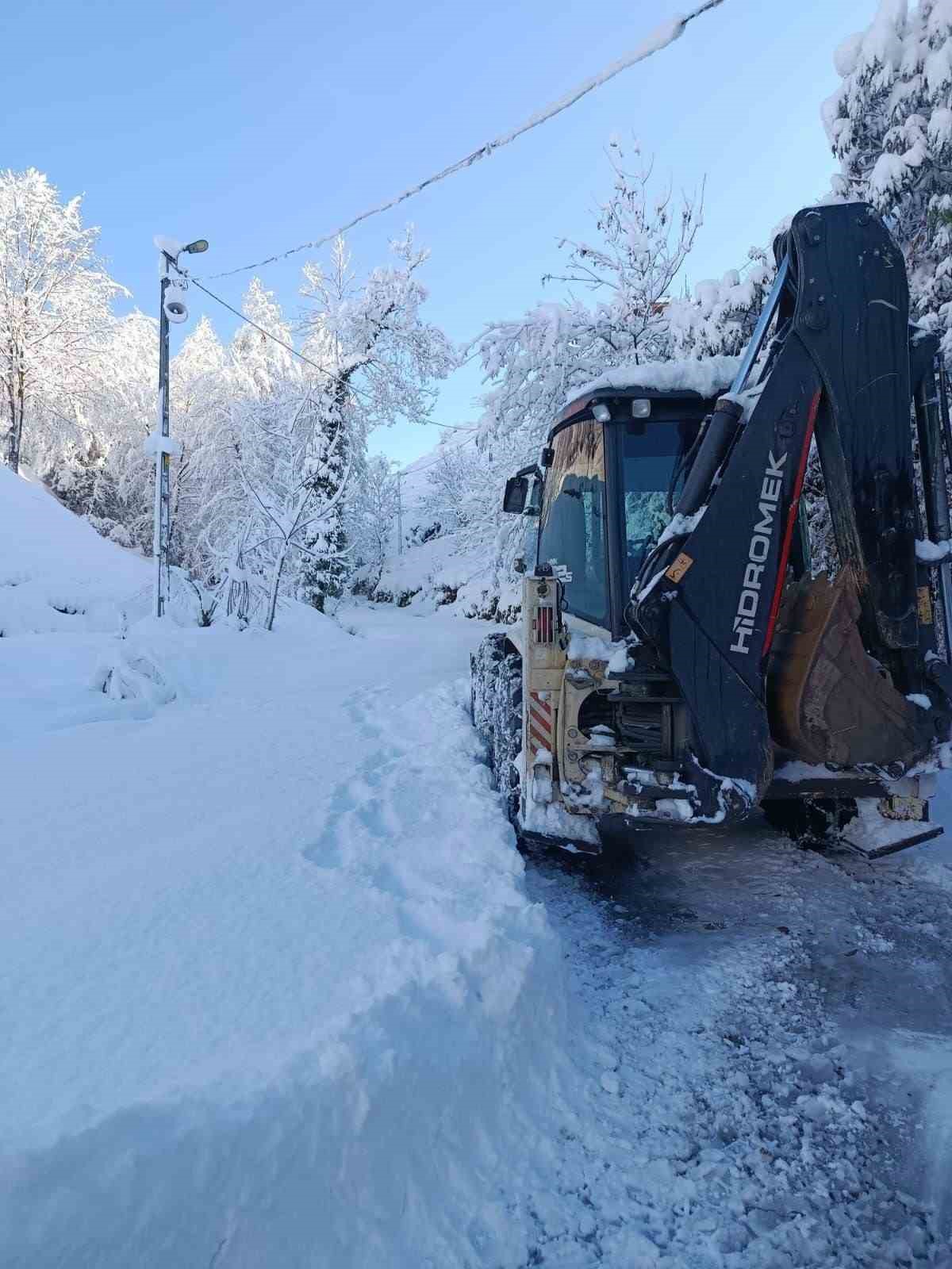 Rize İkizdere’de Yoğun Kar Yağışı: 16 Köy Yolu Ulaşıma Kapandı