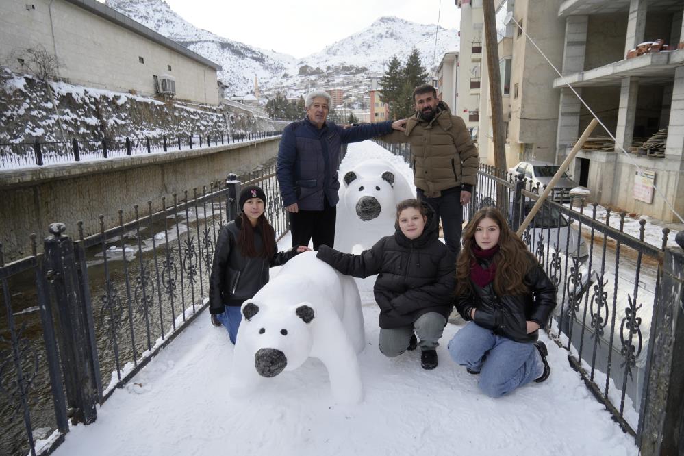 Tır Şoförünün Kardan Yaptığı Anne Ve Yavru Ayı İlgi Odağı Oldu