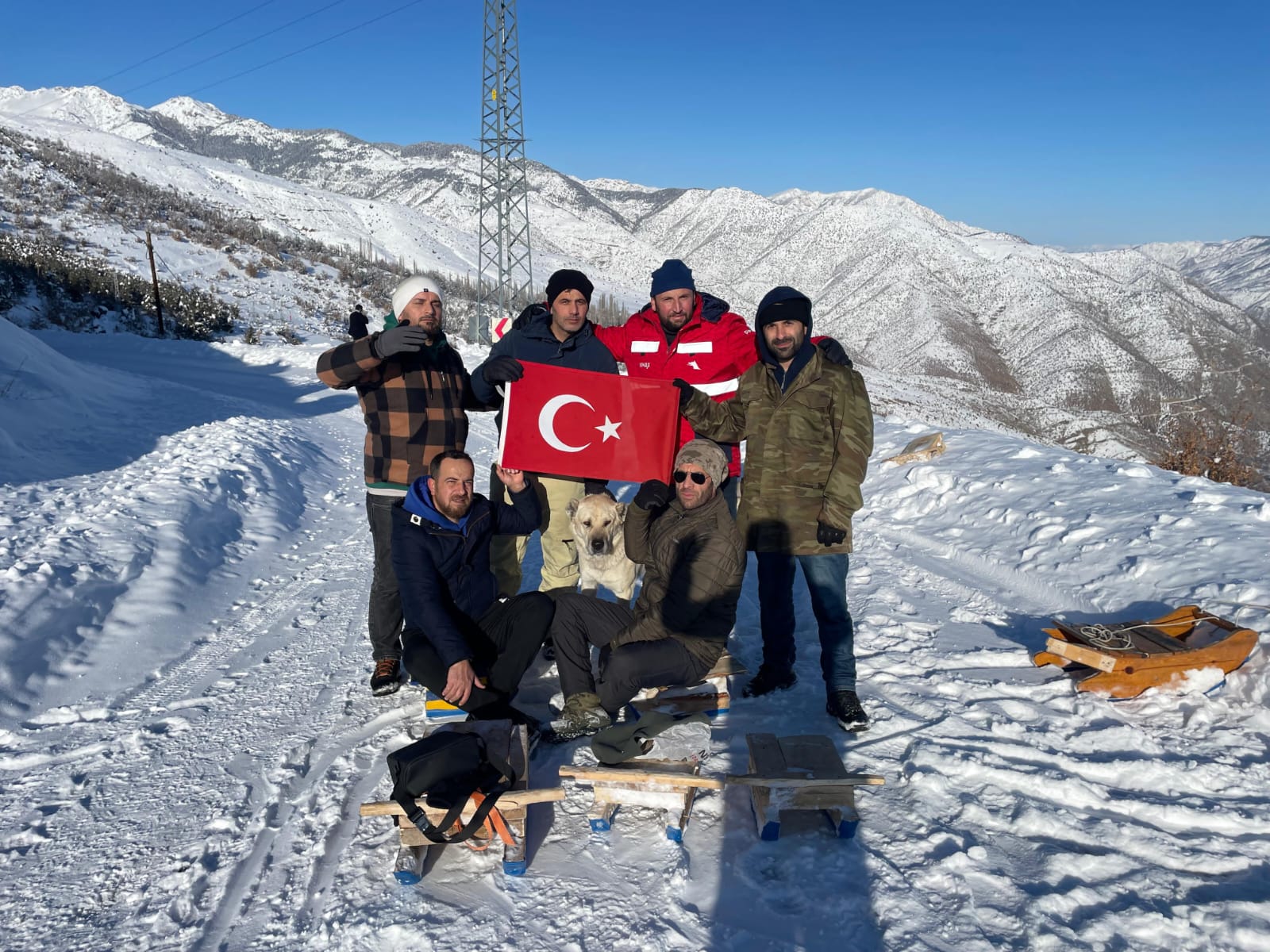 Yeşilyurt’ta Kış Masalı: İspir’de Kar Üstünde Al Bayraklı Gelenek