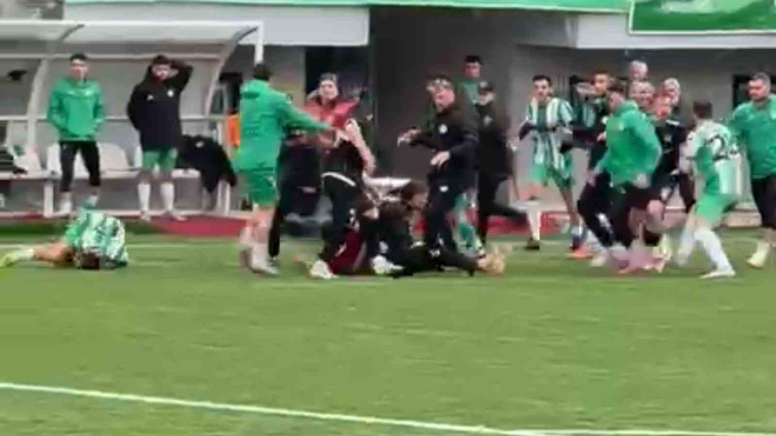 Rize’de Amatör Lig Maçında Gerginlik: Oyun Üç Kez Durdu