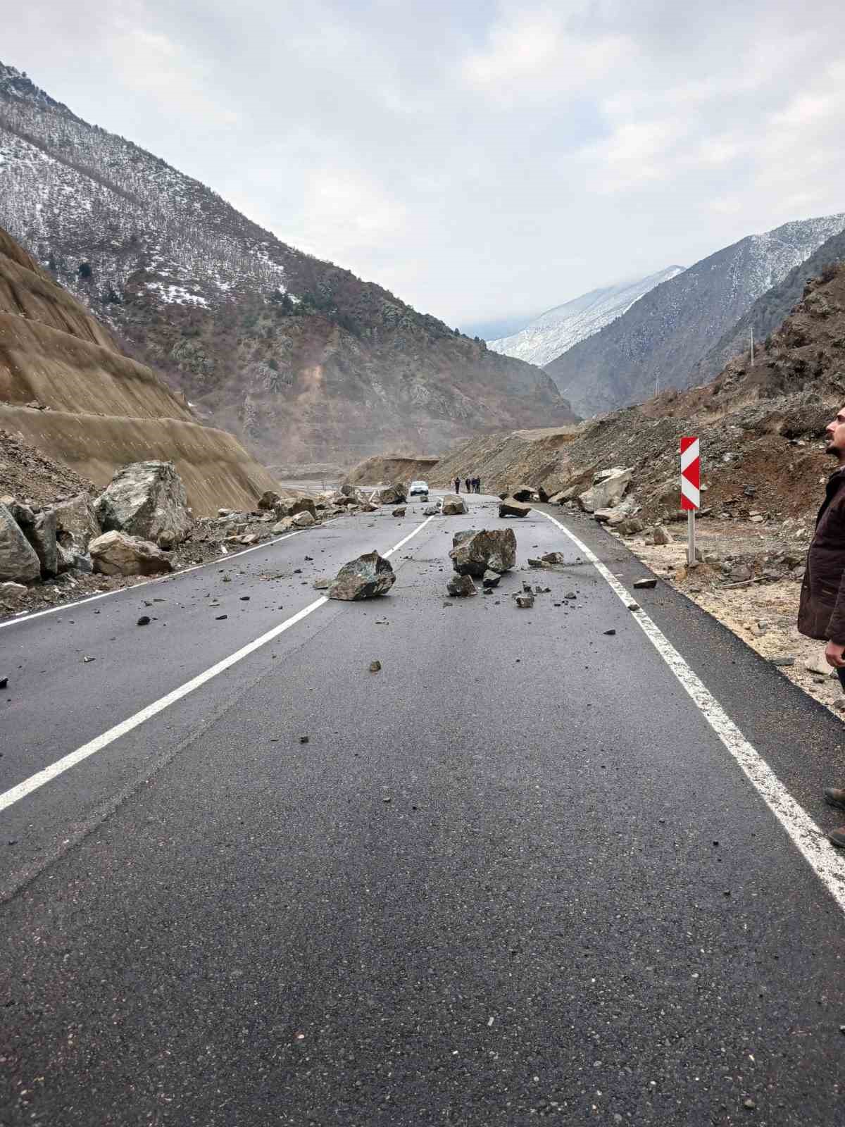 Artvin-şavşat Karayolu’nda Heyelan