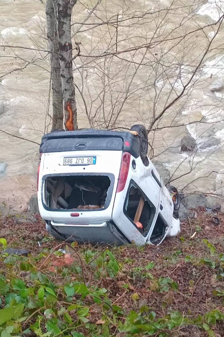 Kalkandere’de Kamyonet Dereye Uçtu: 1 Ölü