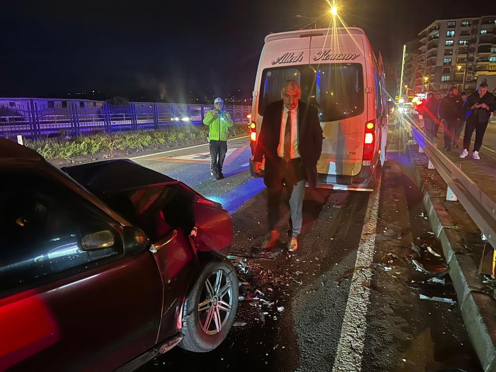 Pazar’da Servis Minibüsü ile Otomobil Çarpıştı: 1 Yaralı