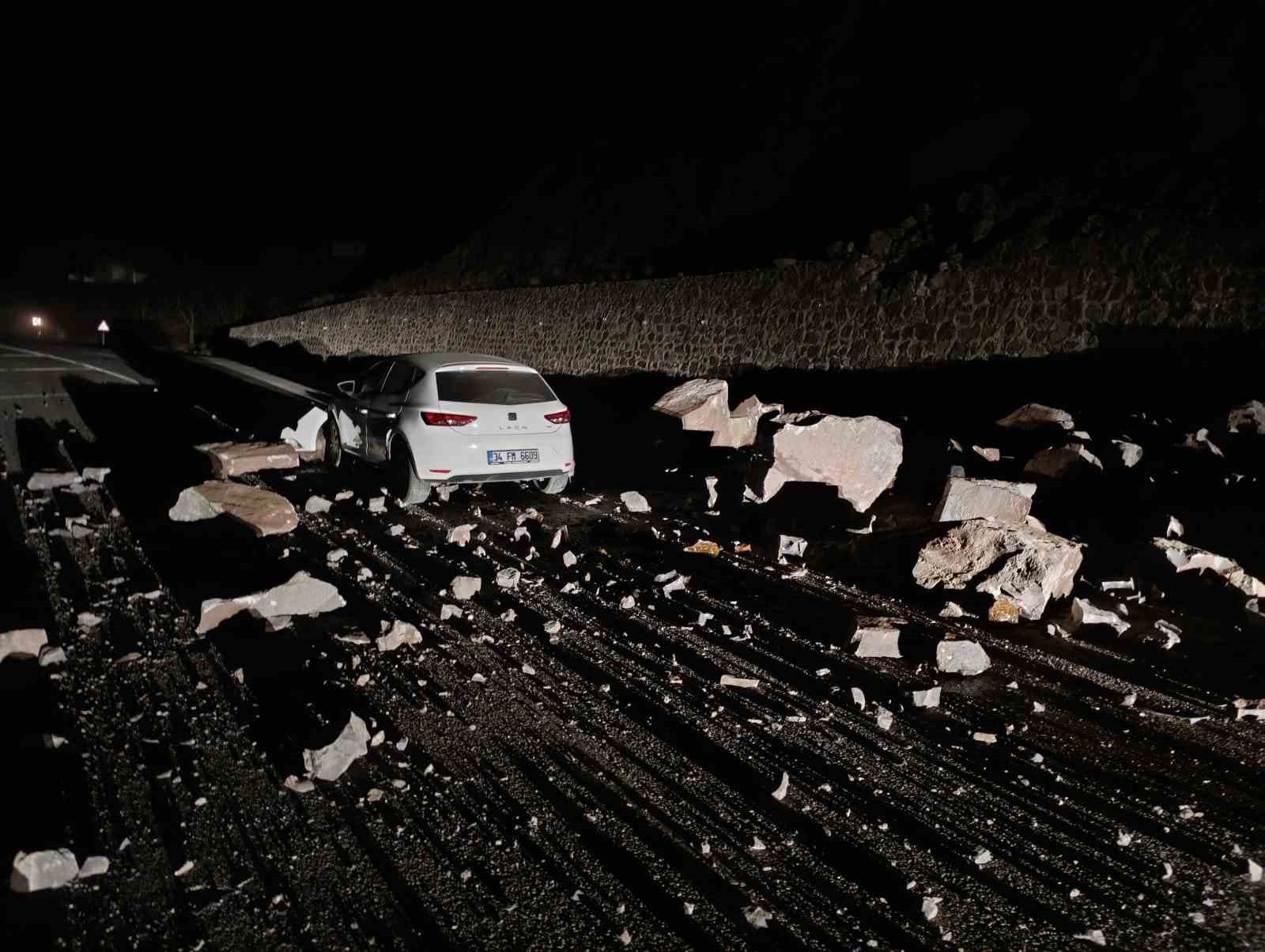 İspir - Erzurum Yolunda Gece Korku Dolu Anlar, Kaya Düşmesi Kazaya Neden Oldu