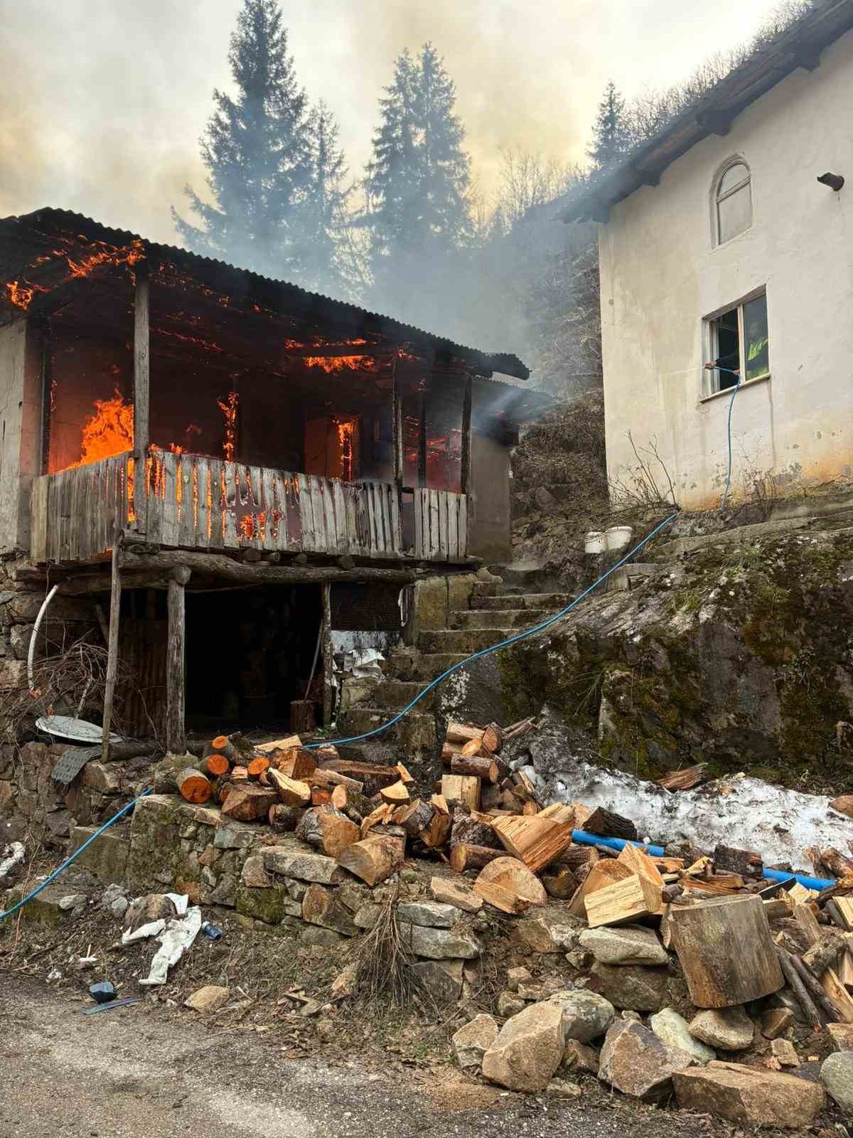 Artvin’de Cami Lojmanında Yangın