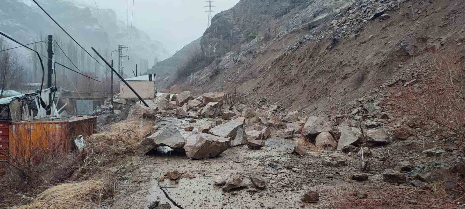 Yusufeli İlçesinde Heyelan: İki Köyü Bağlayan Yol Ulaşıma Kapandı