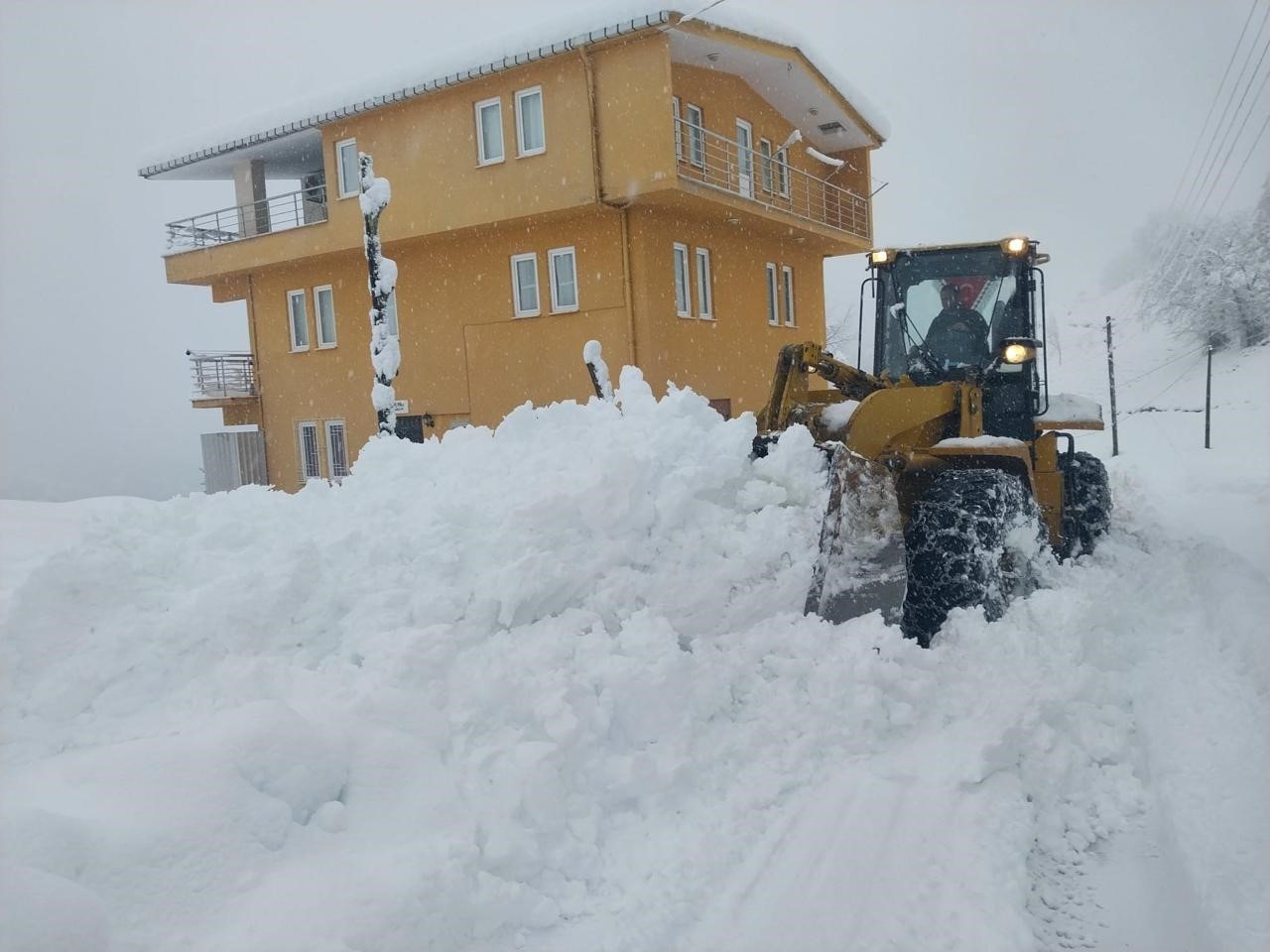 Rize’de Kar Yağışı 51 Köy Yolunu Ulaşıma Kapattı
