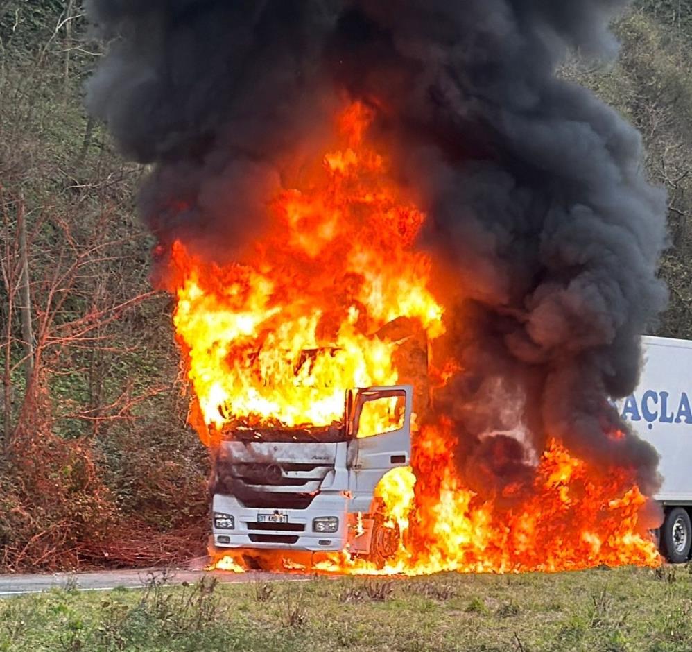 Rize’de Seyir Halindeki Tır Alev Alev Yandı