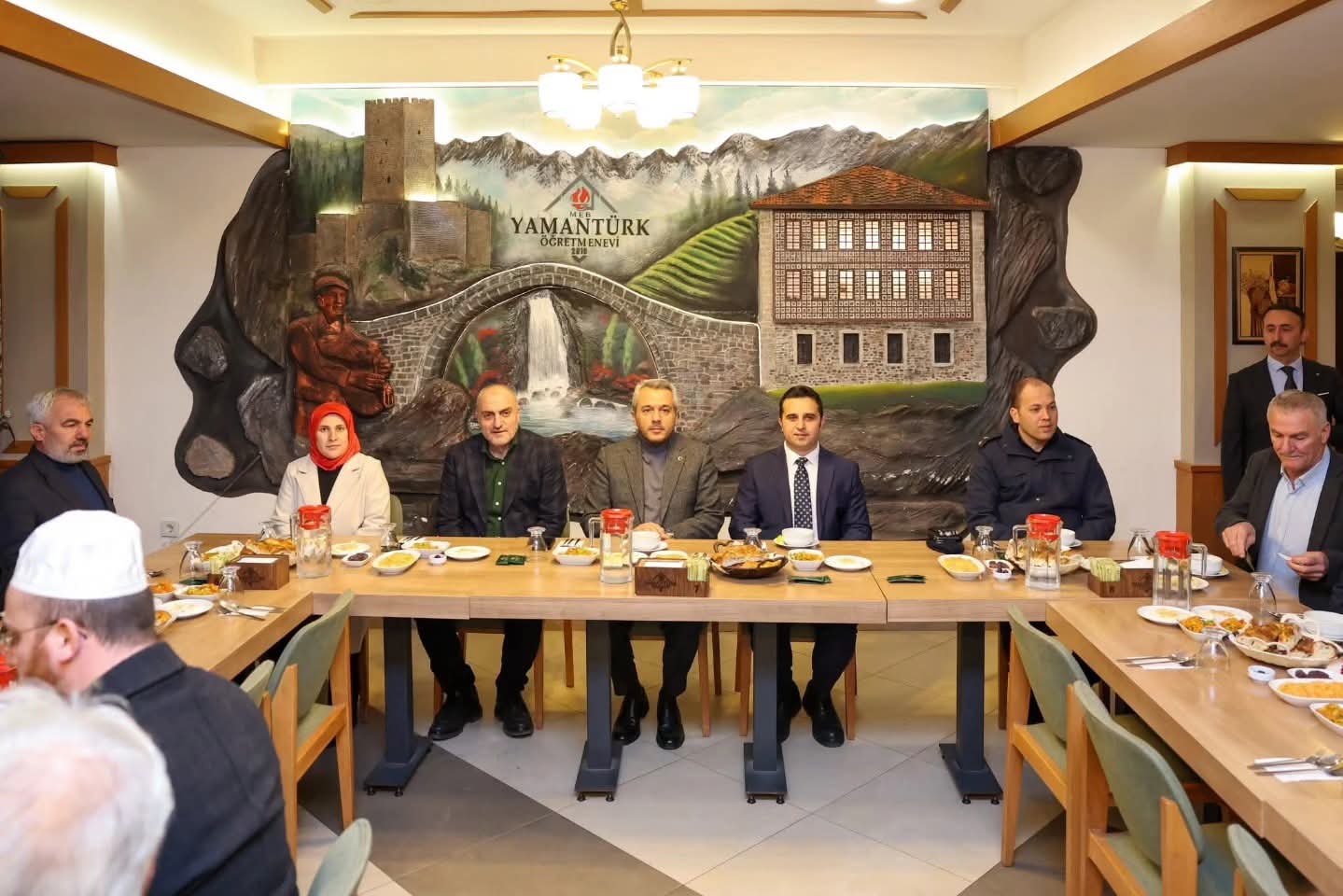 VALİ BAYDAŞ, ÇAMLIHEMŞİN’DE VATANDAŞLARLA AYNI SOFRADA BULUŞTU