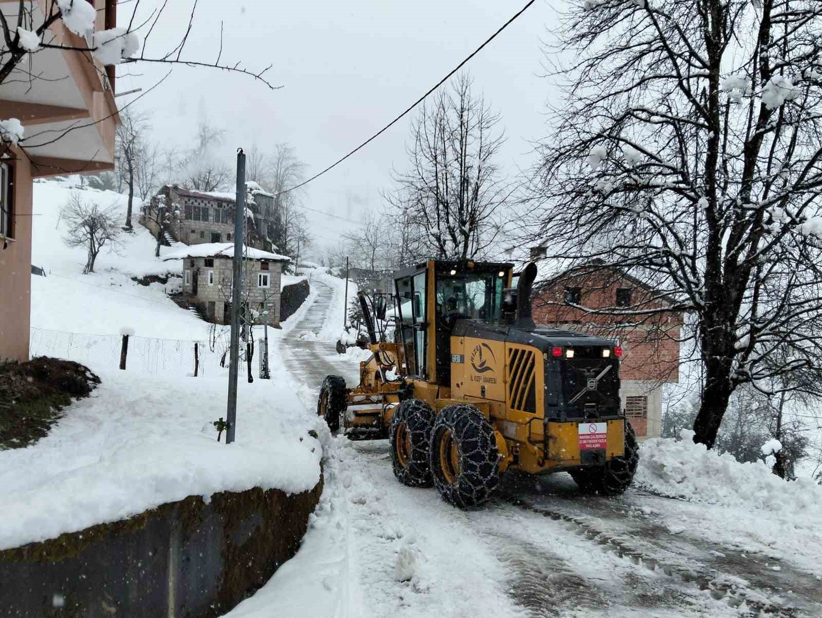 Rize’de Kar Yağışı Ulaşımı Aksattı: 21 Köy Yolu Kapandı