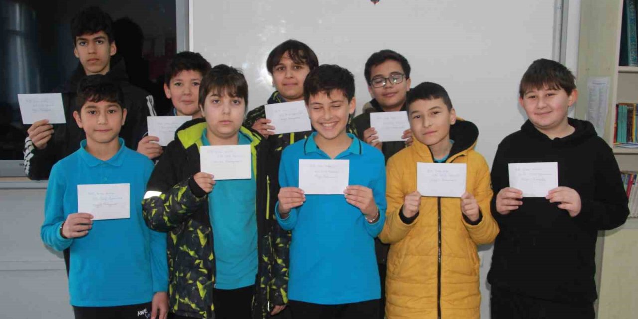 İhtiyaç Sahipleri İçin Harçlıklarını Biriktiren Öğrenciler Duygulandırdı