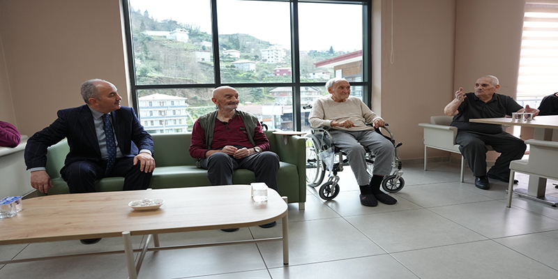Rize Belediye Başkanı Rahmi Metin’den Huzurevine Anlamlı Ziyaret