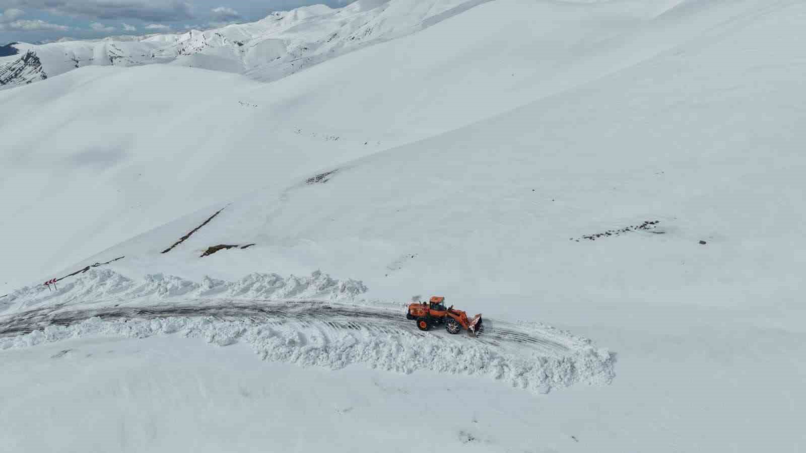 Bilbilan Yaylası’nda Karla Mücadele Sürerken Büyüleyici Manzaralar Ortaya Çıktı