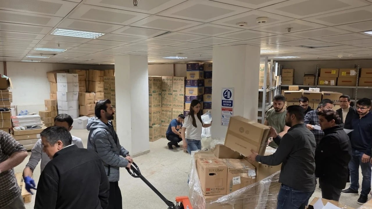 Sağlık Bakanlığı’ndan İran’a 3 Tır Tıbbi İnsani Yardım