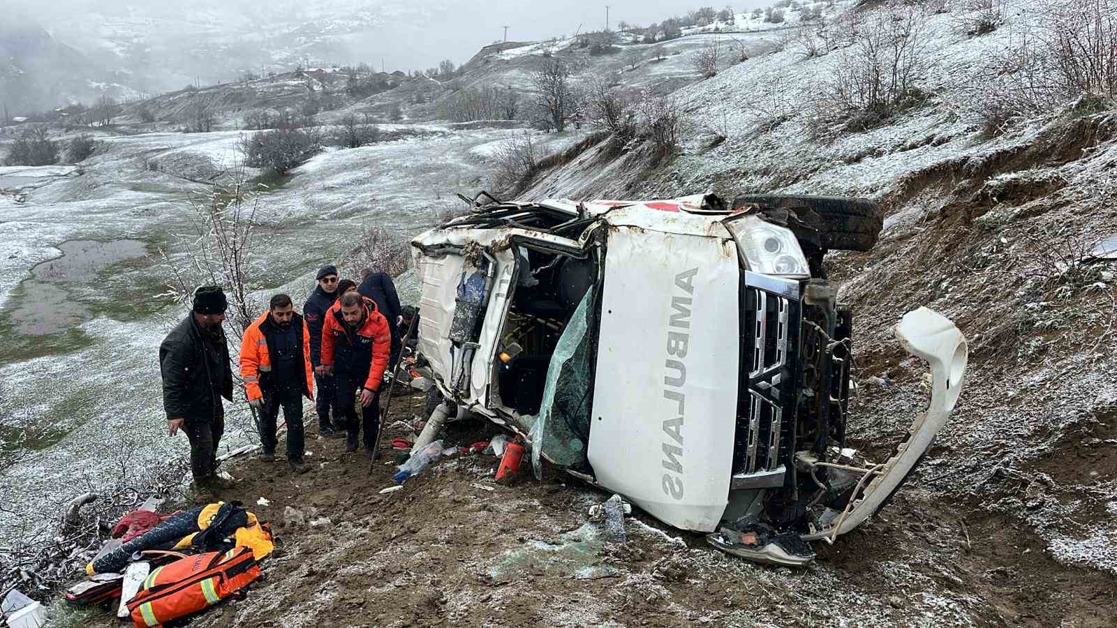 Artvin Şavşat’ta Ambulans Uçuruma Yuvarlandı: 1 Ölü, 4 Yaralı