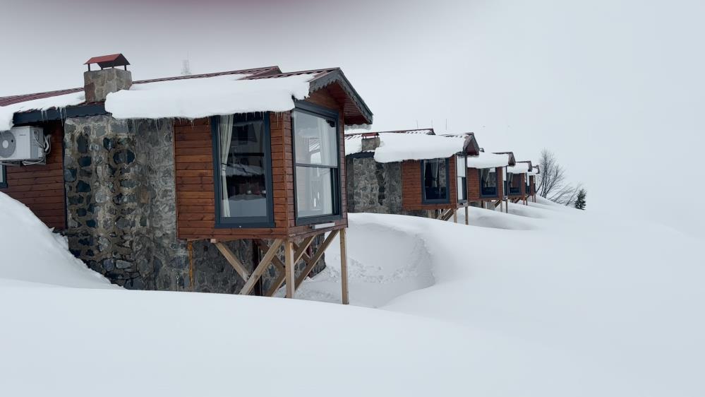 Nisan’da Kar Sürprizi: Handüzü Yaylası Beyaza Büründü