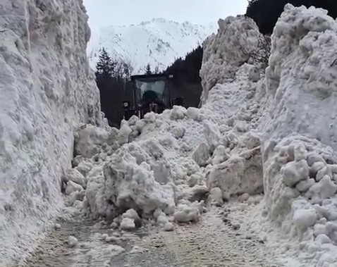 Rize Yaylalarında Karla Mücadele: 5 Metre Kar Kalınlığında Yollar Yeniden Ulaşıma Açılıyor