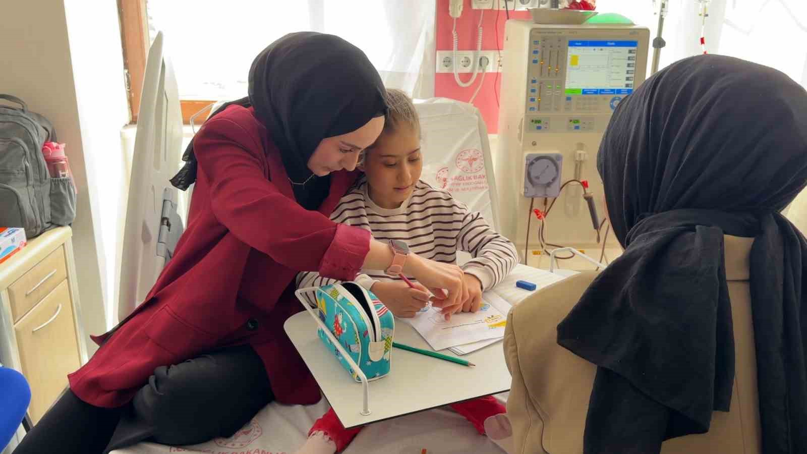 Hastanede Umut Veren Proje: Diyaliz Hastası Melek Okuma Yazma Öğreniyor