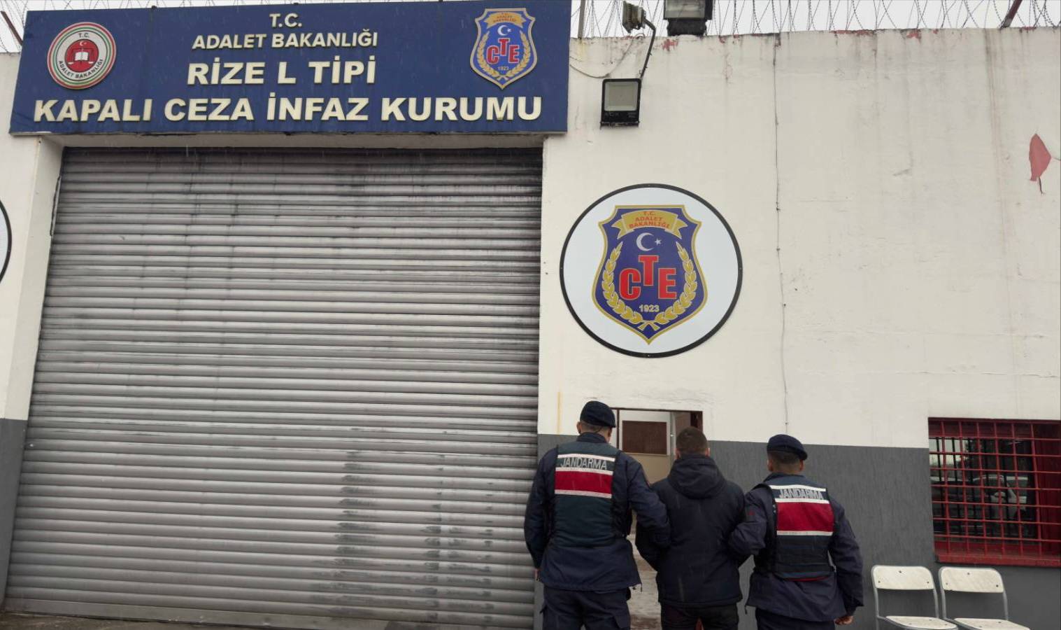 Rize’de Jandarmadan Operasyon: Silah Atölyesi Ortaya Çıkarıldı, Kaçak Ürünler Ele Geçirildi