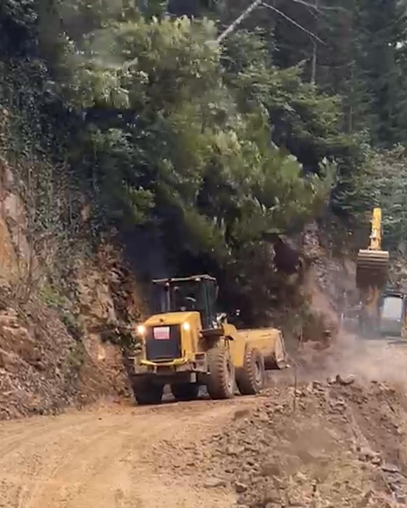 Rize’de Heyelan Anı Kamerada: İş Makinesi Son Anda Kurtuldu