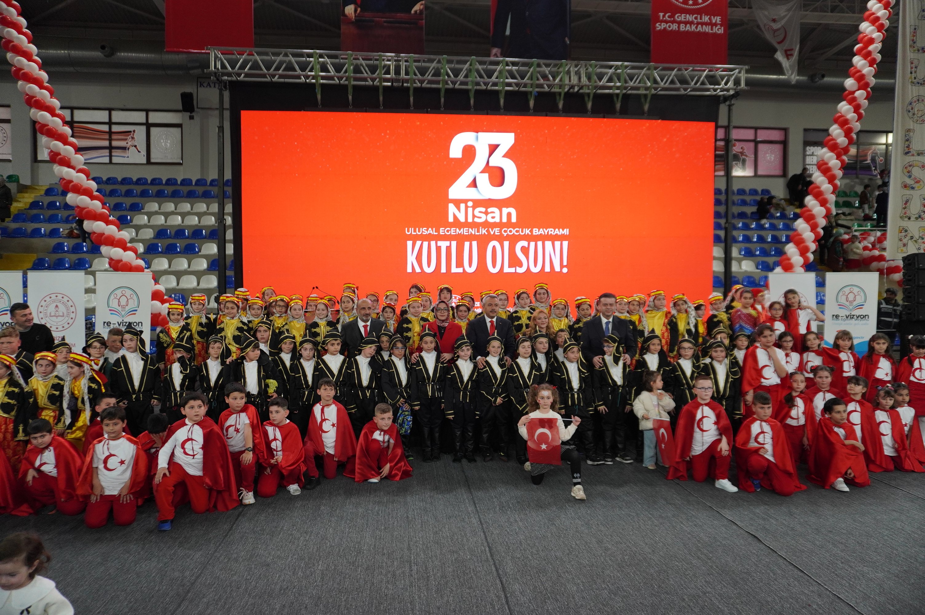 Rize’de 23 Nisan Coşkusu Spor Salonuna Sığmadı