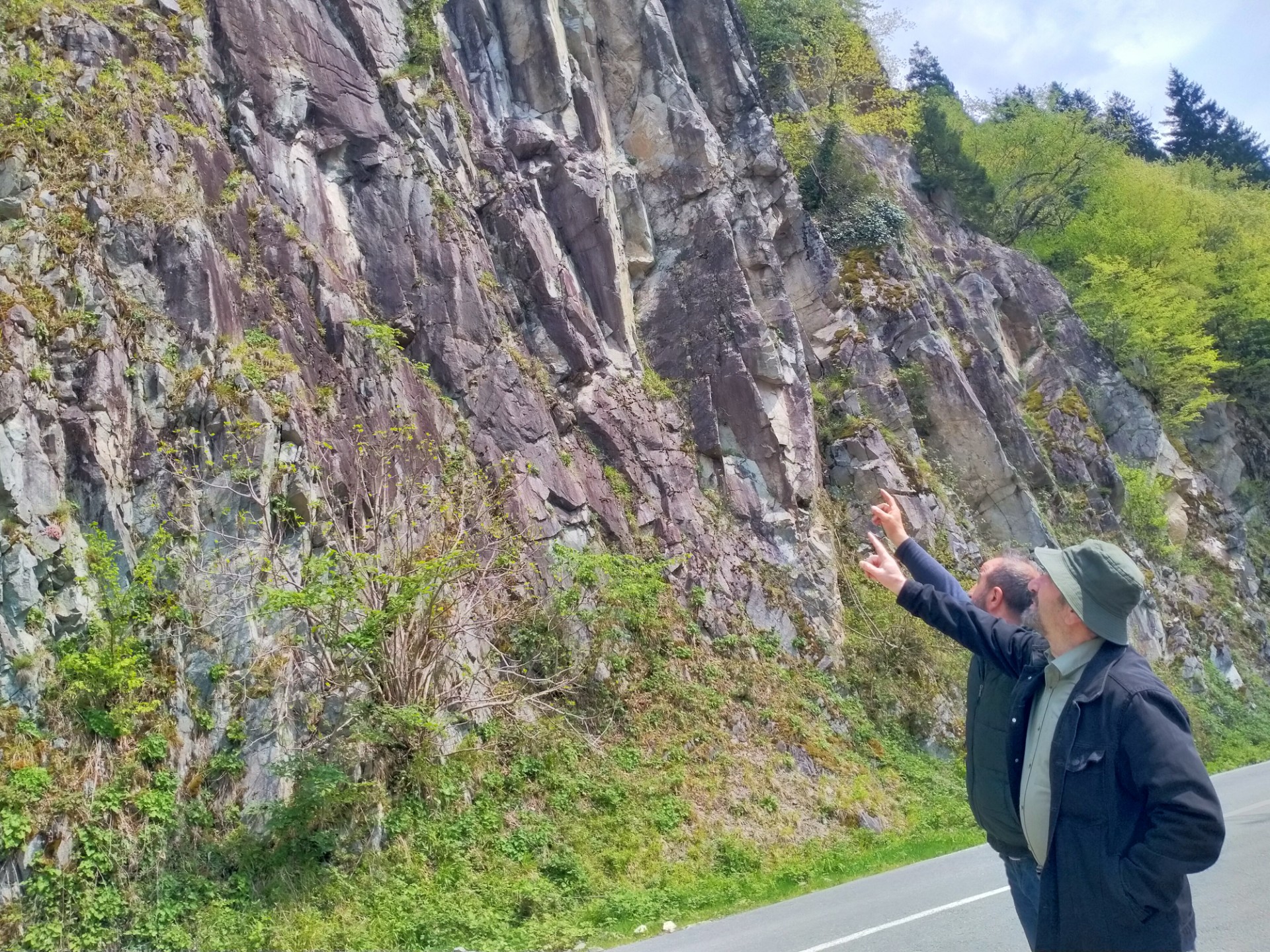 Rize-İkizdere Karayolunda Kaya Tehlikesi: Vatandaşlar Önlem Bekliyor