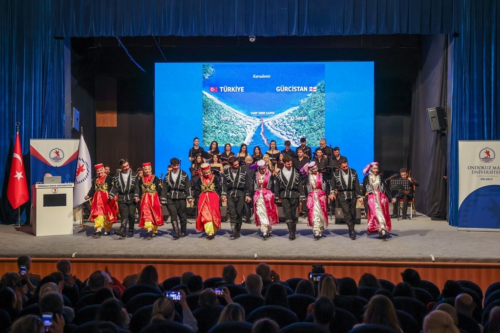 Karadeniz’in Ezgileri Omü Sahnesinde