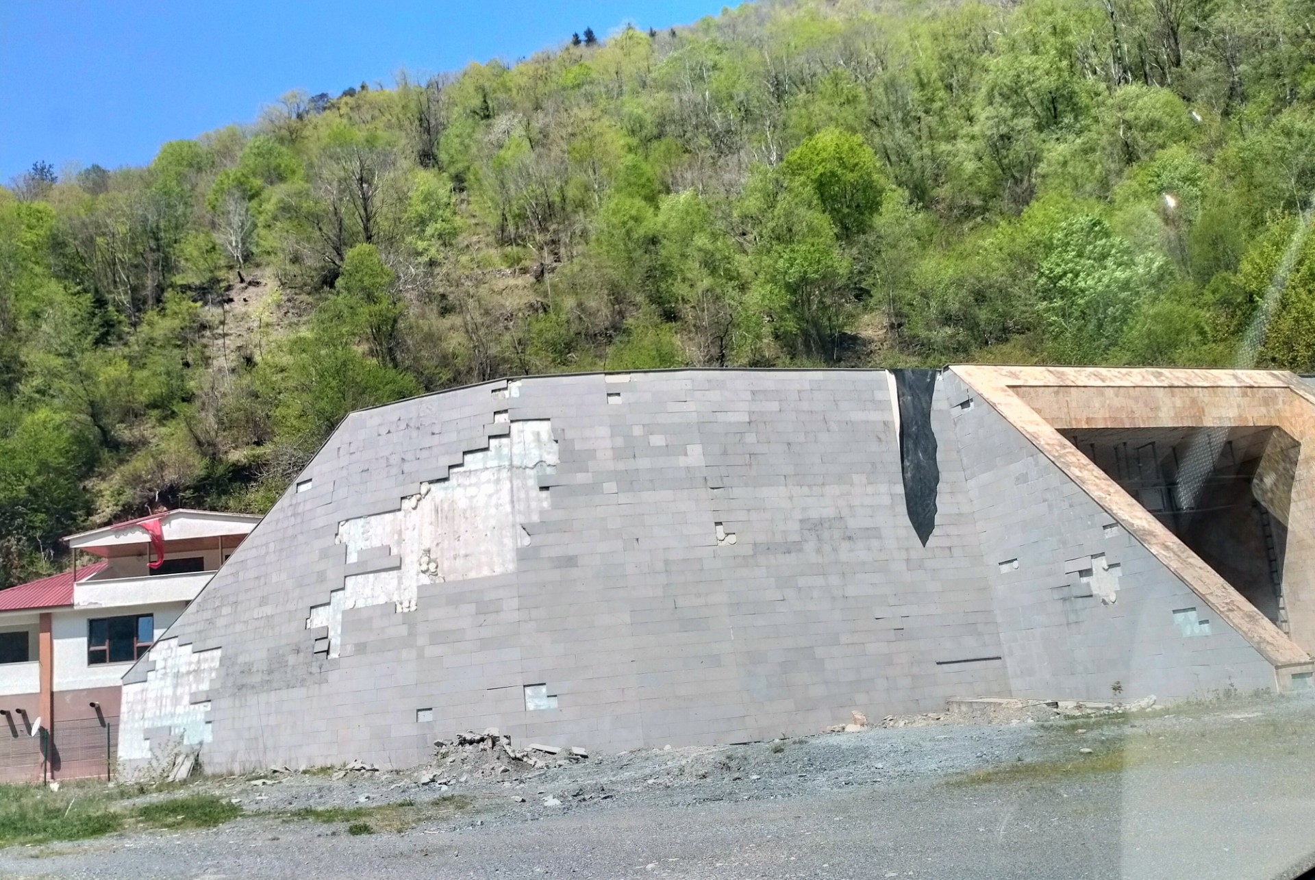 Güneyce Tüneli’nde Kaplama Taşları Dökülüyor: Vatandaş Tepkili