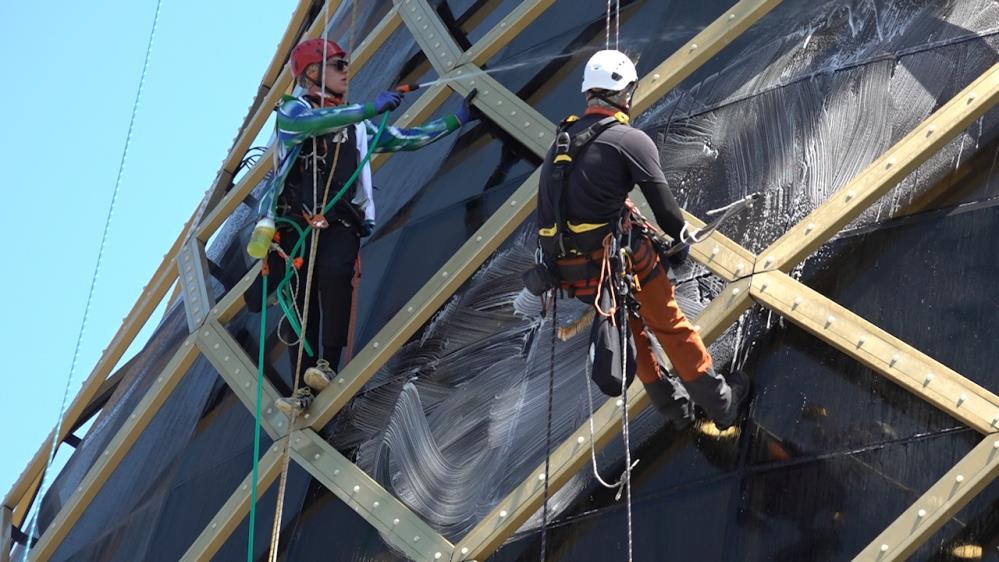 Rize’deki Dev Çay Bardağını Endüstriyel Dağcılar Temizledi