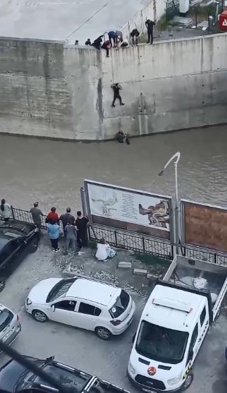 Dereye Düşen Çocuğu Kurtaran Vatandaşlar Yaşanan Can Pazarını Anlattılar: "hiç Tereddüt Etmedik"
