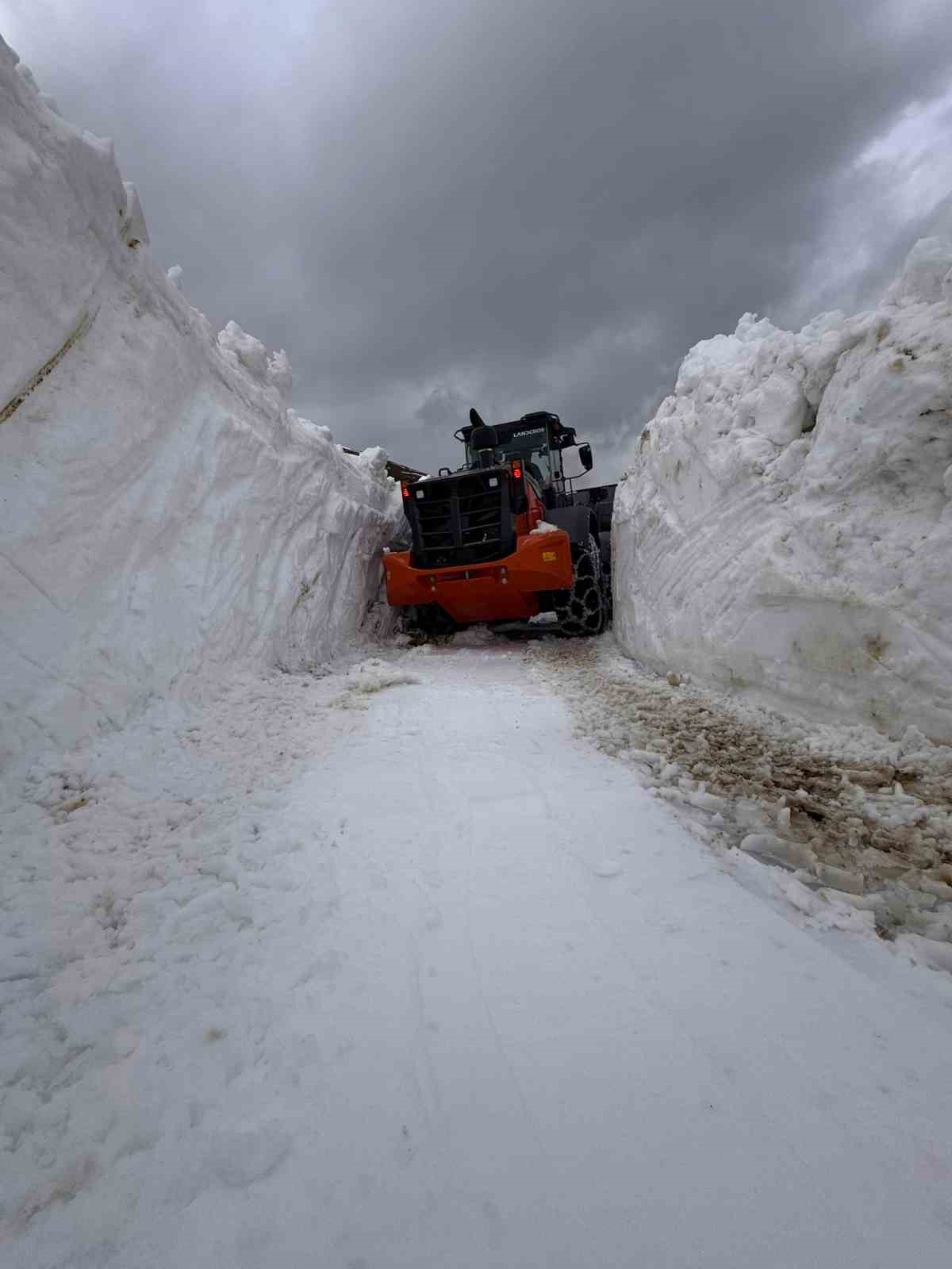 Çamlıhemşin Yaylalarında Yol Açma Mesaisi Sürüyor