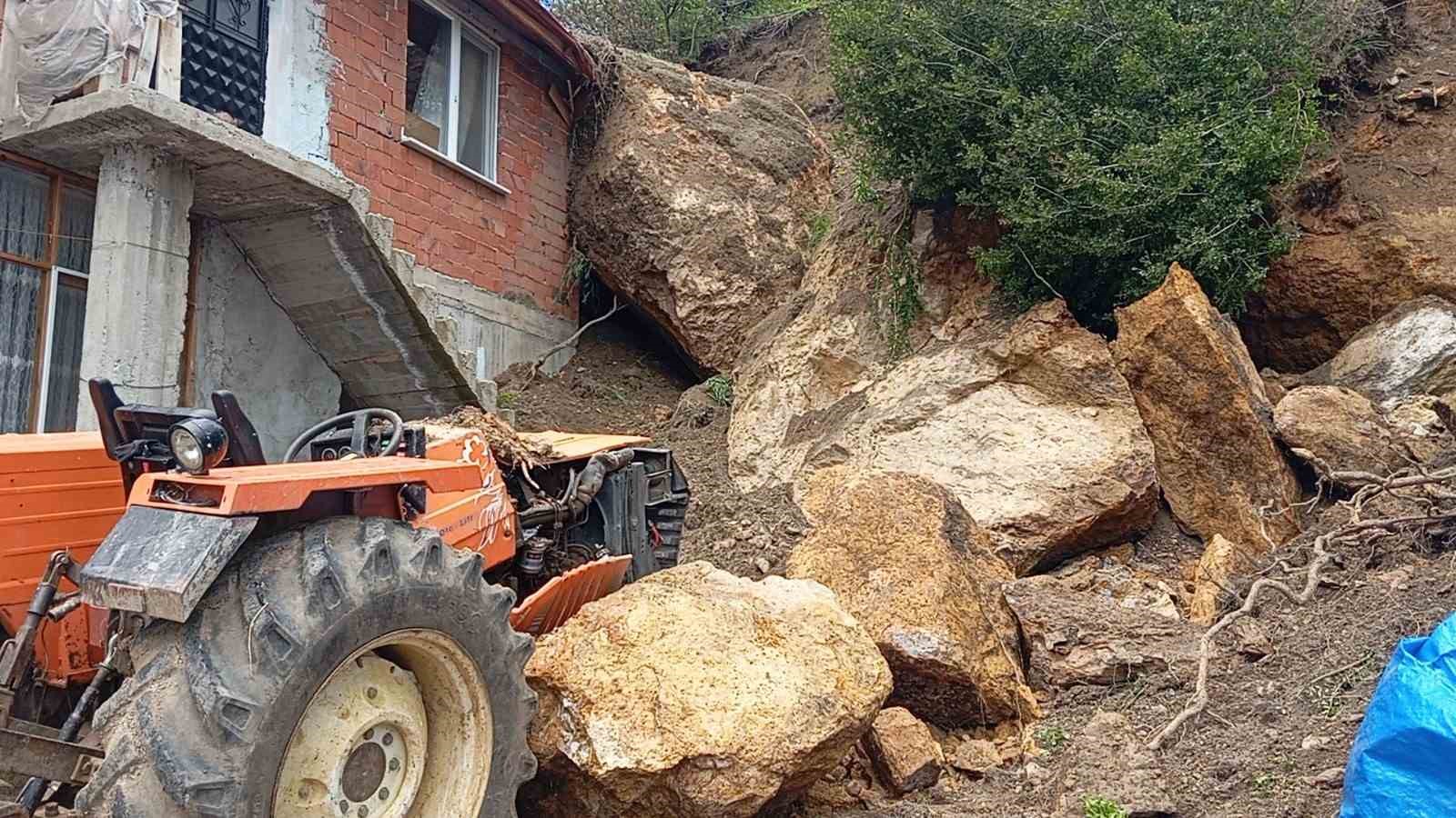 Amasya’da Kaya Parçaları Ev Ve Traktörün Üstüne Düştü