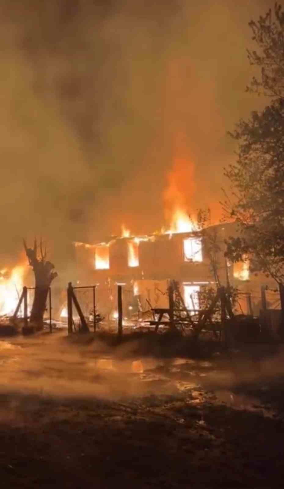 Karabük’te Korkutan Yangın : 2 Ev Ve Samanlık Kül Oldu