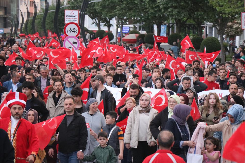 Yüzlerce Bolulu 200 Metrelik Türk Bayrağı Eşliğinde Yürüdü