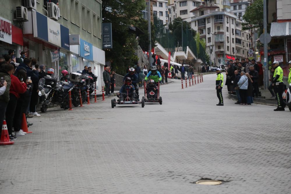 Hurda Malzemelerden Yaptıkları Araçlarla Yokuş Aşağı Yarıştılar