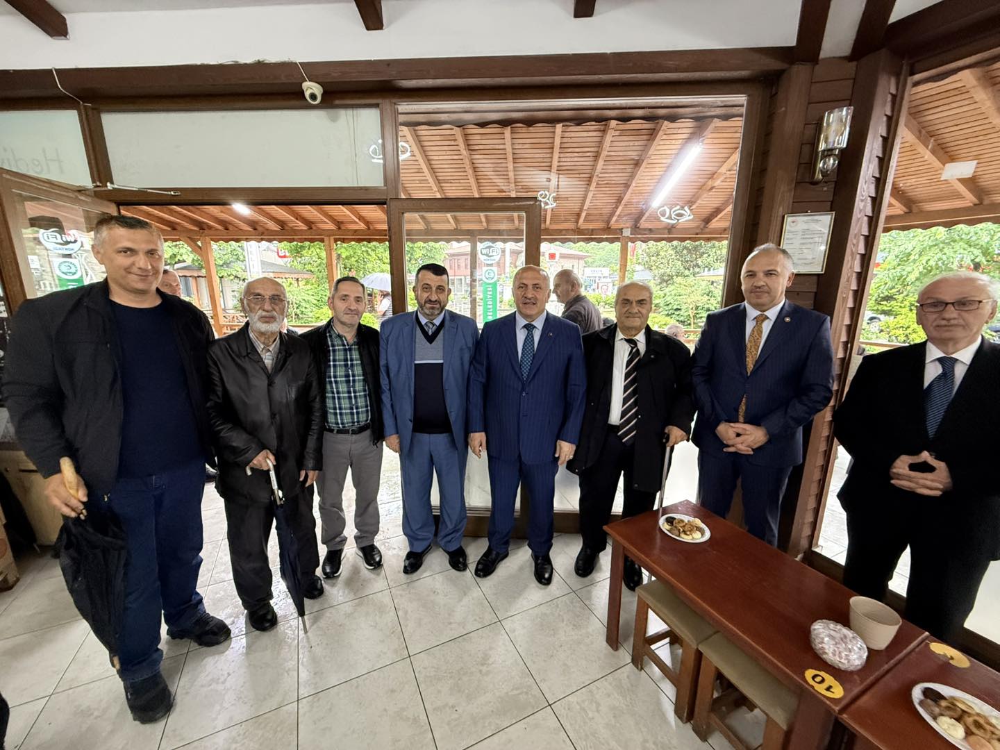 Çayeli’nde Geleneksel Bayramlaşma Coşkusu: Vatandaşlar Yağmura Rağmen Bir Araya Geldi