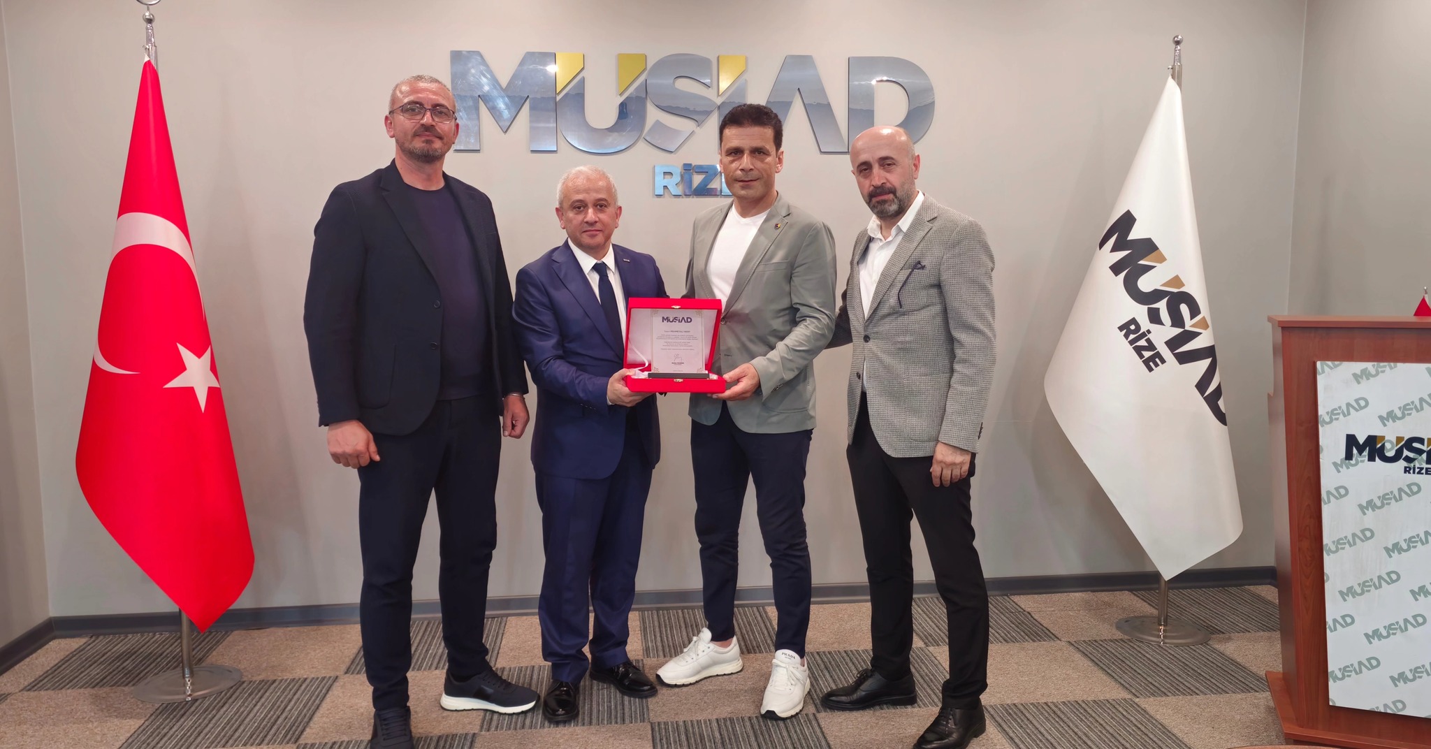 Rize MÜSİAD’da Geleneksel Bayramlaşma: 20 Yıllık Üyelere Plaket Takdimi