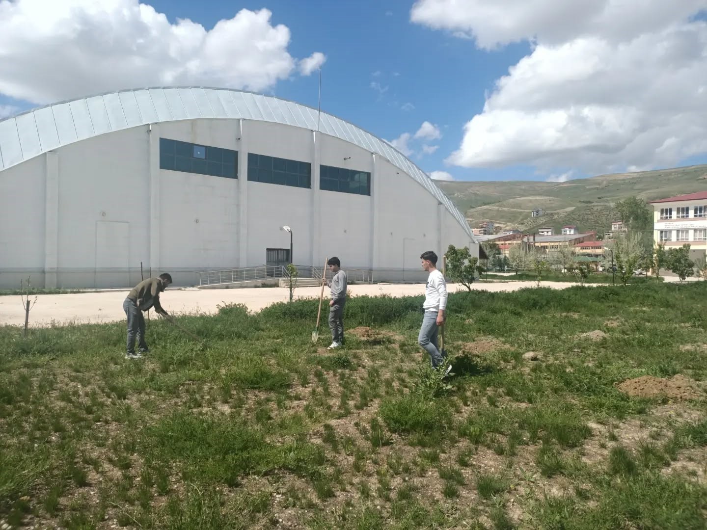 Bayburt’ta Öğrenciler ‘yeşil Vatan’ İçin Fidan Dikti