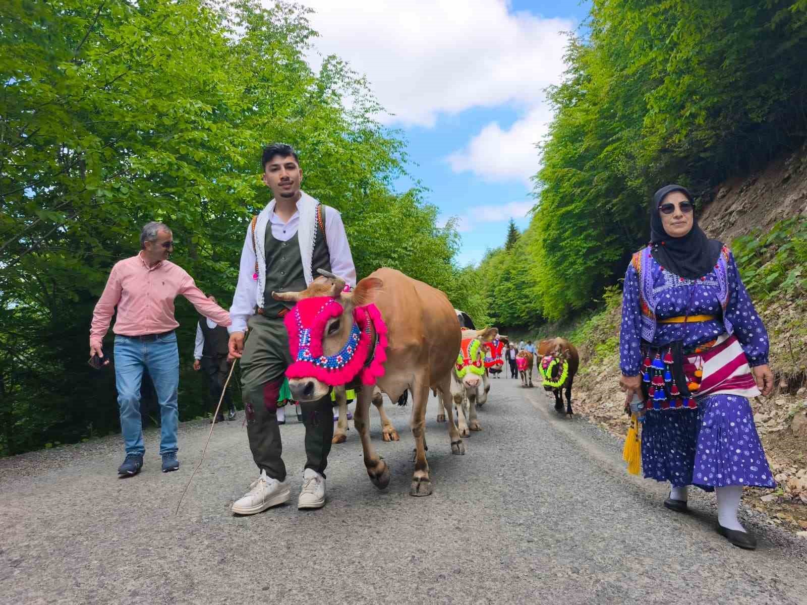 Trabzon’un Şalpazarı İlçesinde Geleneksel Yayla Göçü Başladı
